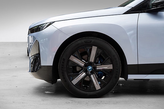 BMW iX 10 of 30