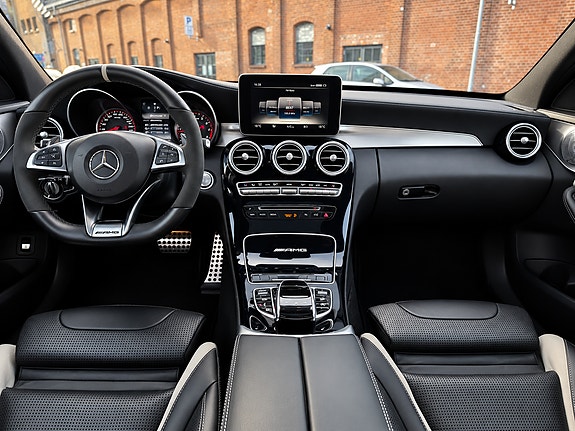 Mercedes-Benz C63 24 of 30