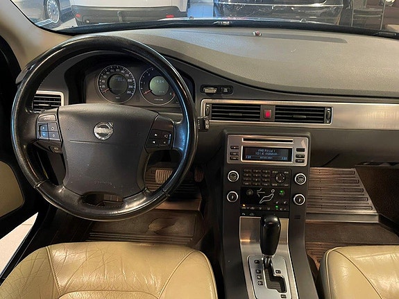 Volvo V70 7 of 30
