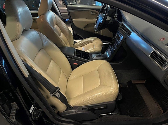 Volvo V70 6 of 30