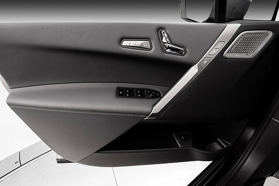 BMW iX 17 of 28
