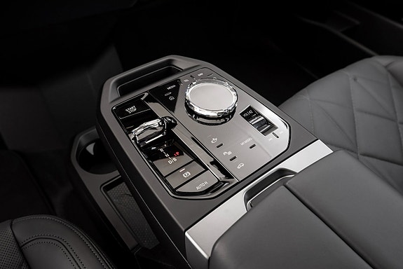 BMW iX 18 of 28