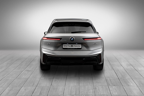 BMW iX 4 of 28
