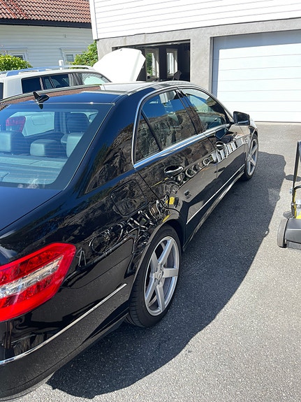Mercedes-Benz E200 d 2 of 5