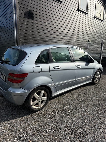Mercedes-Benz B170 4 of 15