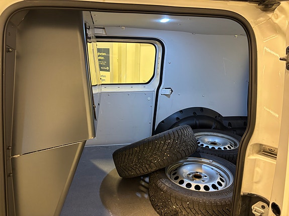 Volkswagen Caddy Maxi 21 of 23