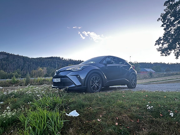 Toyota C-HR 2 of 30