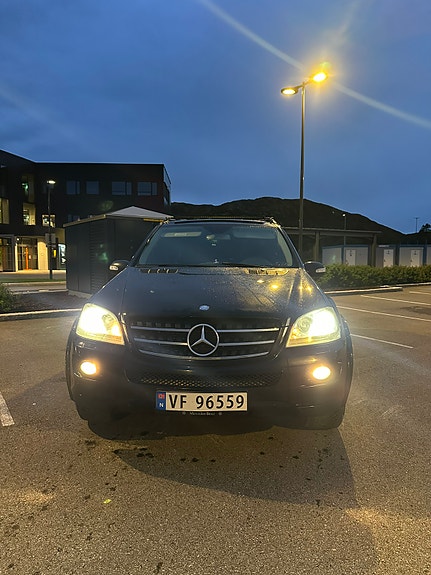 Mercedes-Benz ML320 2 of 30