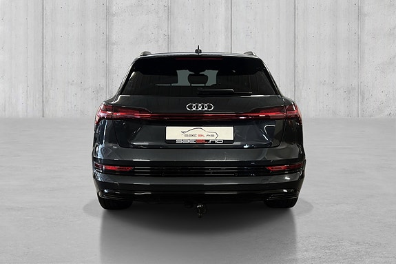 Audi e-tron 8 of 27