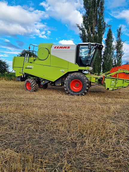 CLAAS Avero 240 2 of 9