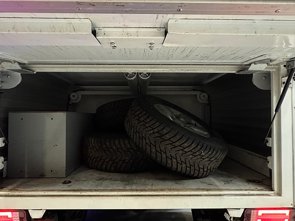 Toyota HiLux 25 of 28