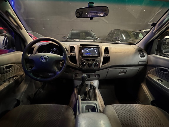 Toyota HiLux 13 of 28