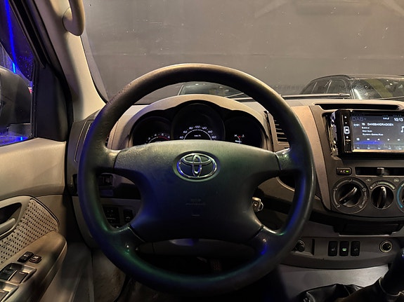 Toyota HiLux 14 of 28