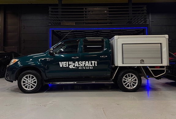 Toyota HiLux 2 of 28