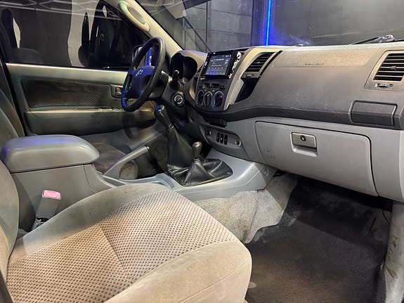 Toyota HiLux 11 of 28