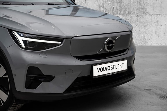 Volvo XC40 2 of 25