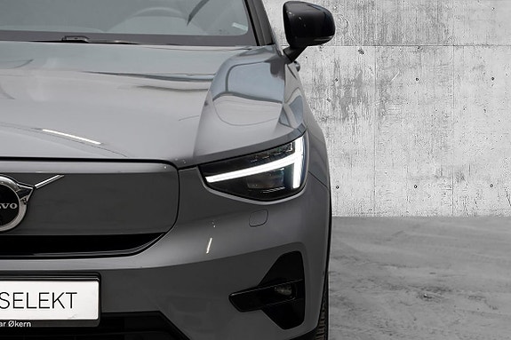 Volvo XC40 4 of 25