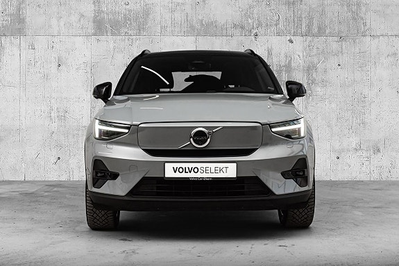 Volvo XC40 3 of 26