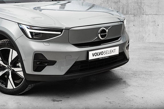 Volvo XC40 2 of 26
