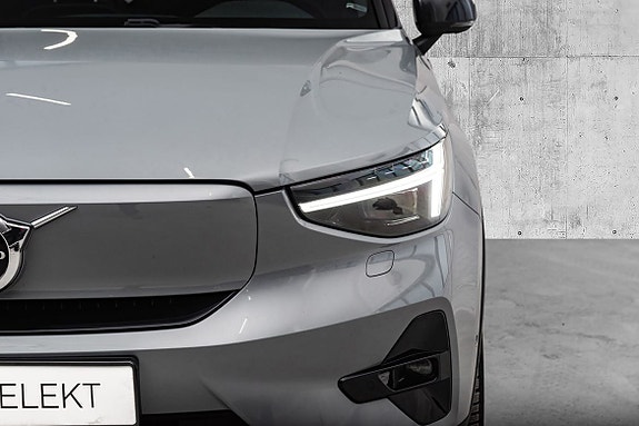 Volvo XC40 4 of 26