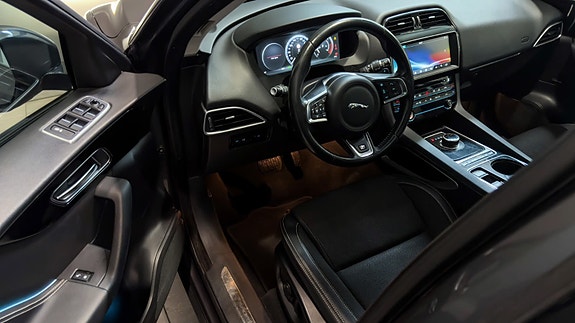 Jaguar F-PACE 9 of 30