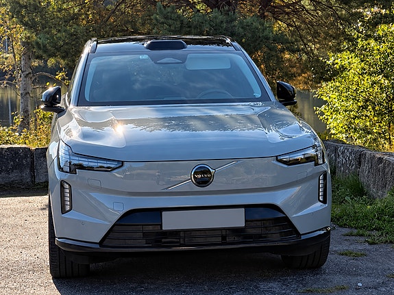Volvo EX90 2 of 22