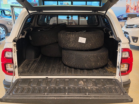 Toyota HiLux 17 of 30