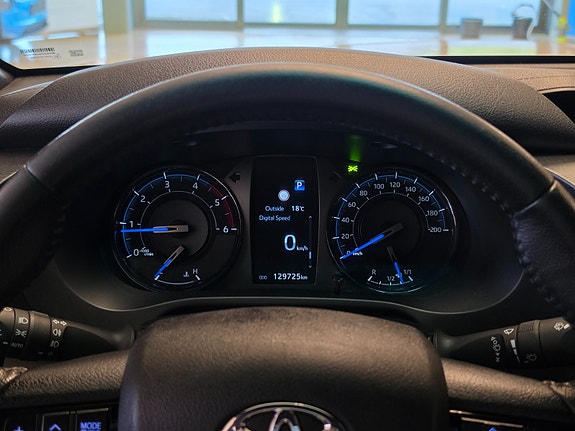 Toyota HiLux 24 of 30