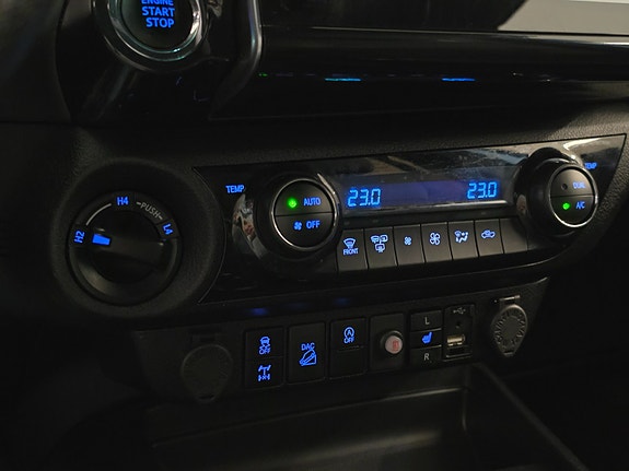Toyota HiLux 28 of 30
