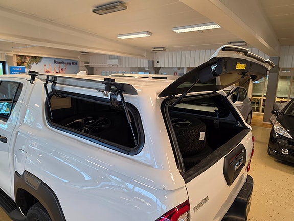 Toyota HiLux 14 of 30