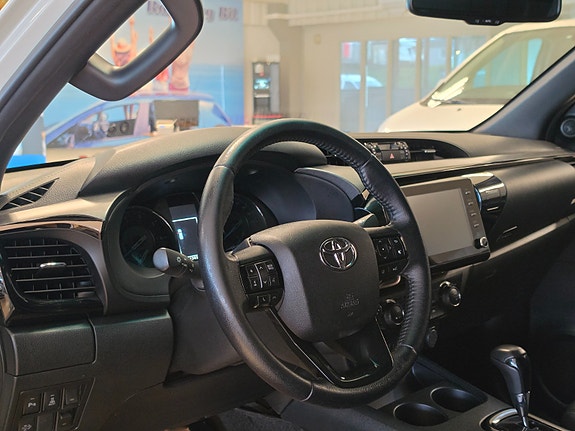 Toyota HiLux 11 of 30