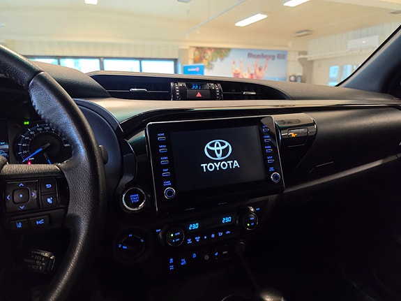 Toyota HiLux 22 of 30
