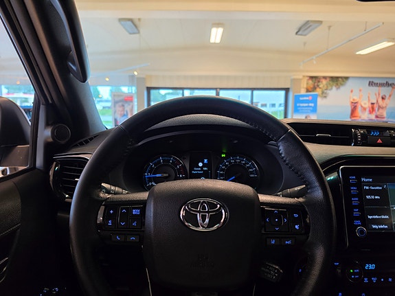 Toyota HiLux 23 of 30