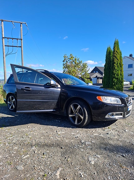 Volvo V70 2 of 23