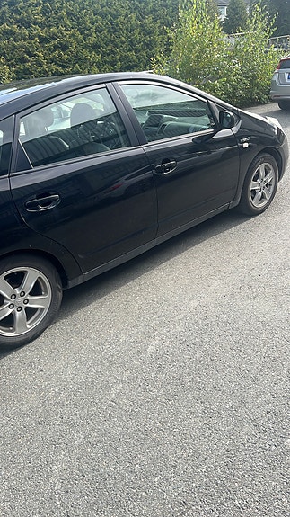 Toyota Prius 3 of 8