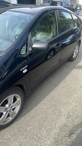 Toyota Prius 4 of 8
