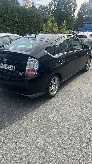 Toyota Prius 2 of 8