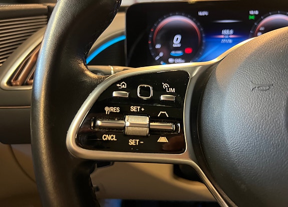 Mercedes-Benz EQC400 15 of 30