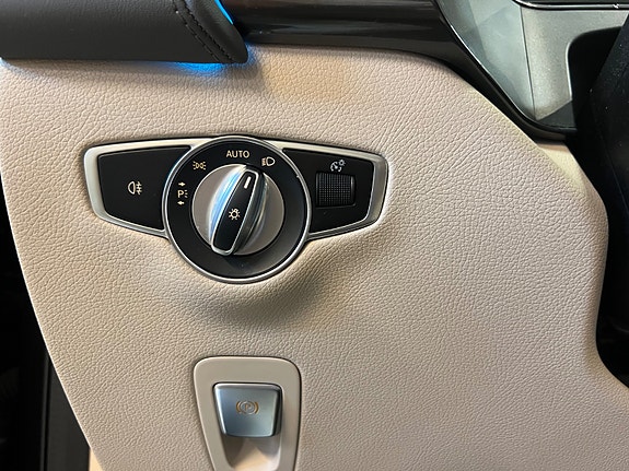 Mercedes-Benz EQC400 13 of 30