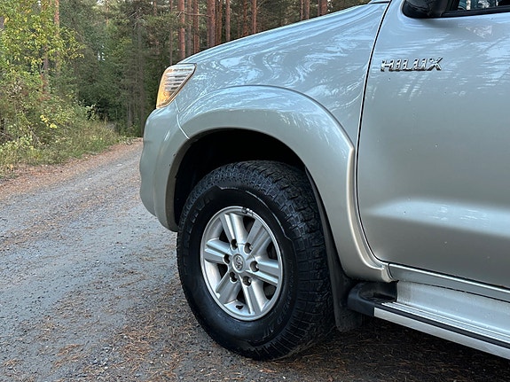 Toyota HiLux 13 of 30