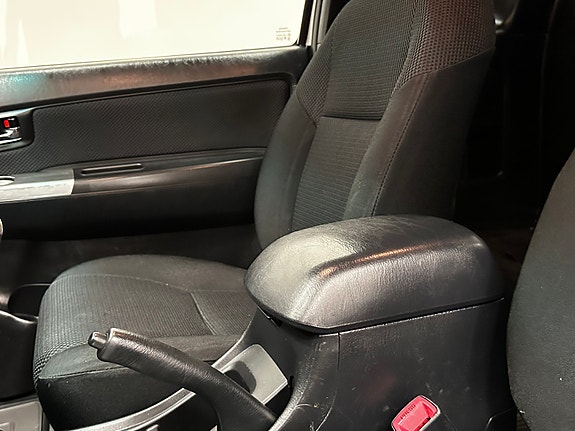 Toyota HiLux 23 of 30