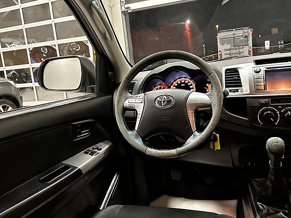 Toyota HiLux 29 of 30