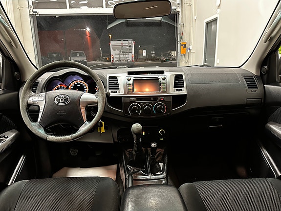 Toyota HiLux 28 of 30