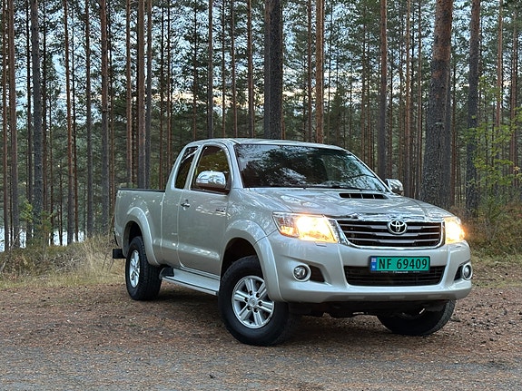 Toyota HiLux 2 of 30