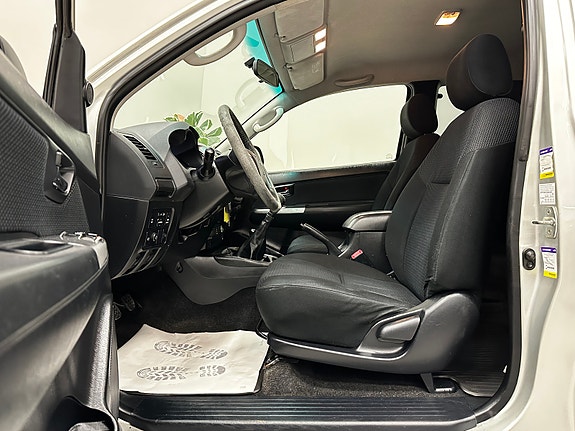 Toyota HiLux 16 of 30