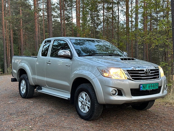 Toyota HiLux 3 of 30