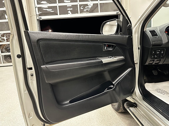 Toyota HiLux 19 of 30