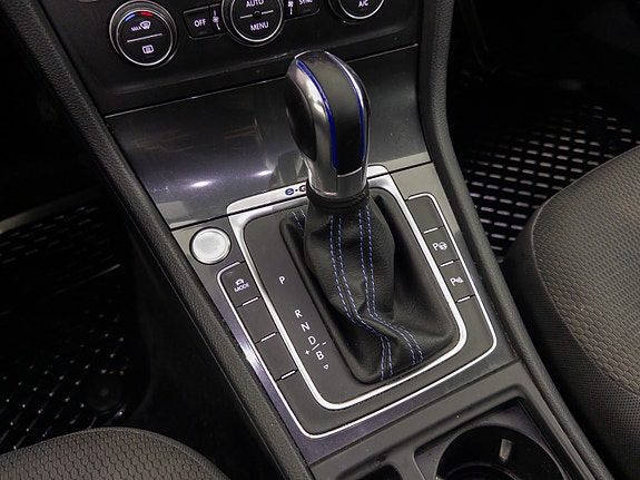 Volkswagen e-Golf VII 28 of 30