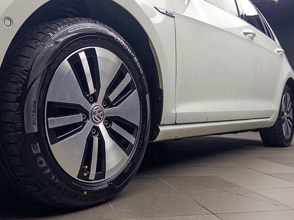 Volkswagen e-Golf VII 16 of 30