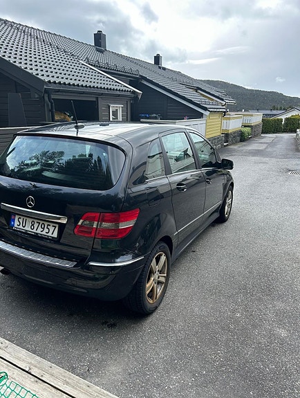Mercedes-Benz B160 3 of 5